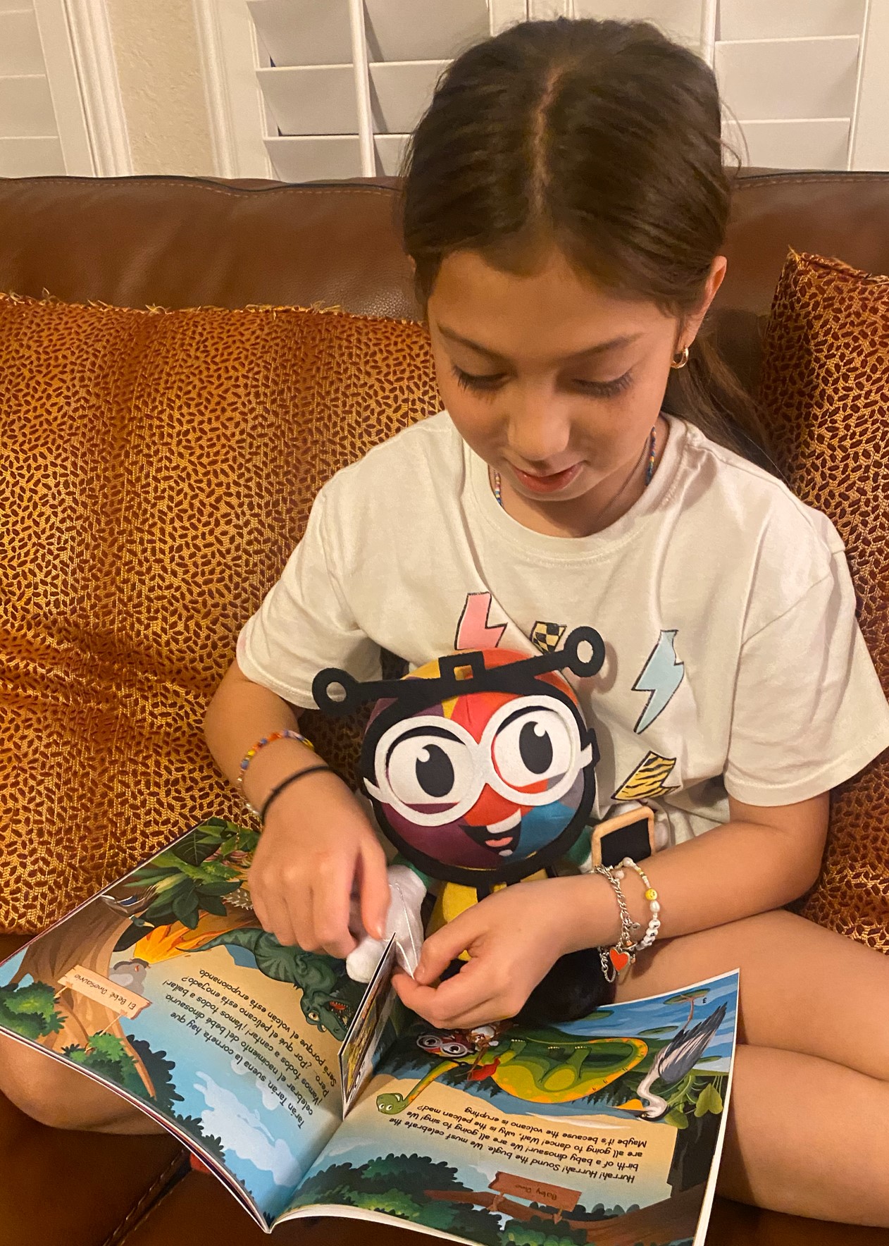 Children-reading-Ahvian-the-creativebook