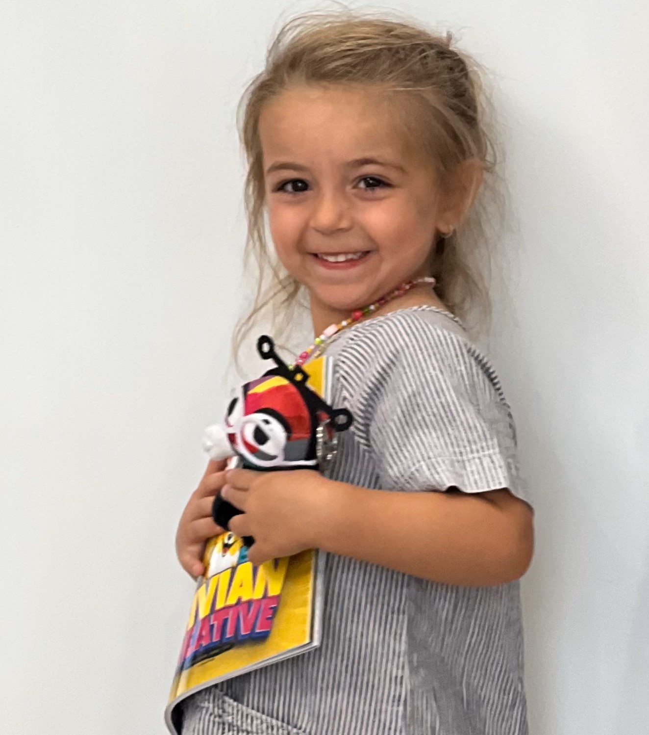 Children-reading-Ahvian-thecreative