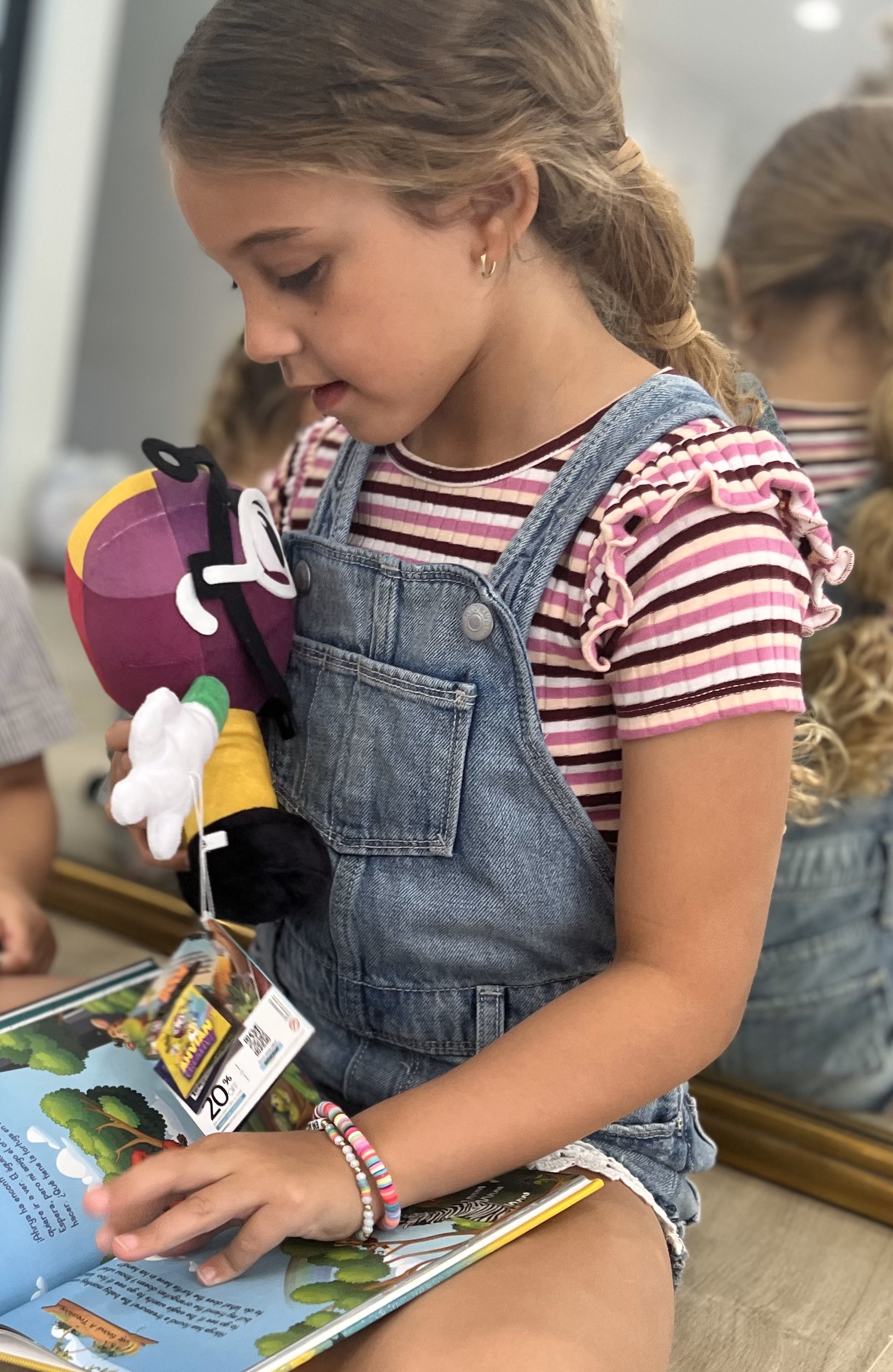 ahviantoyreading-plushtoy