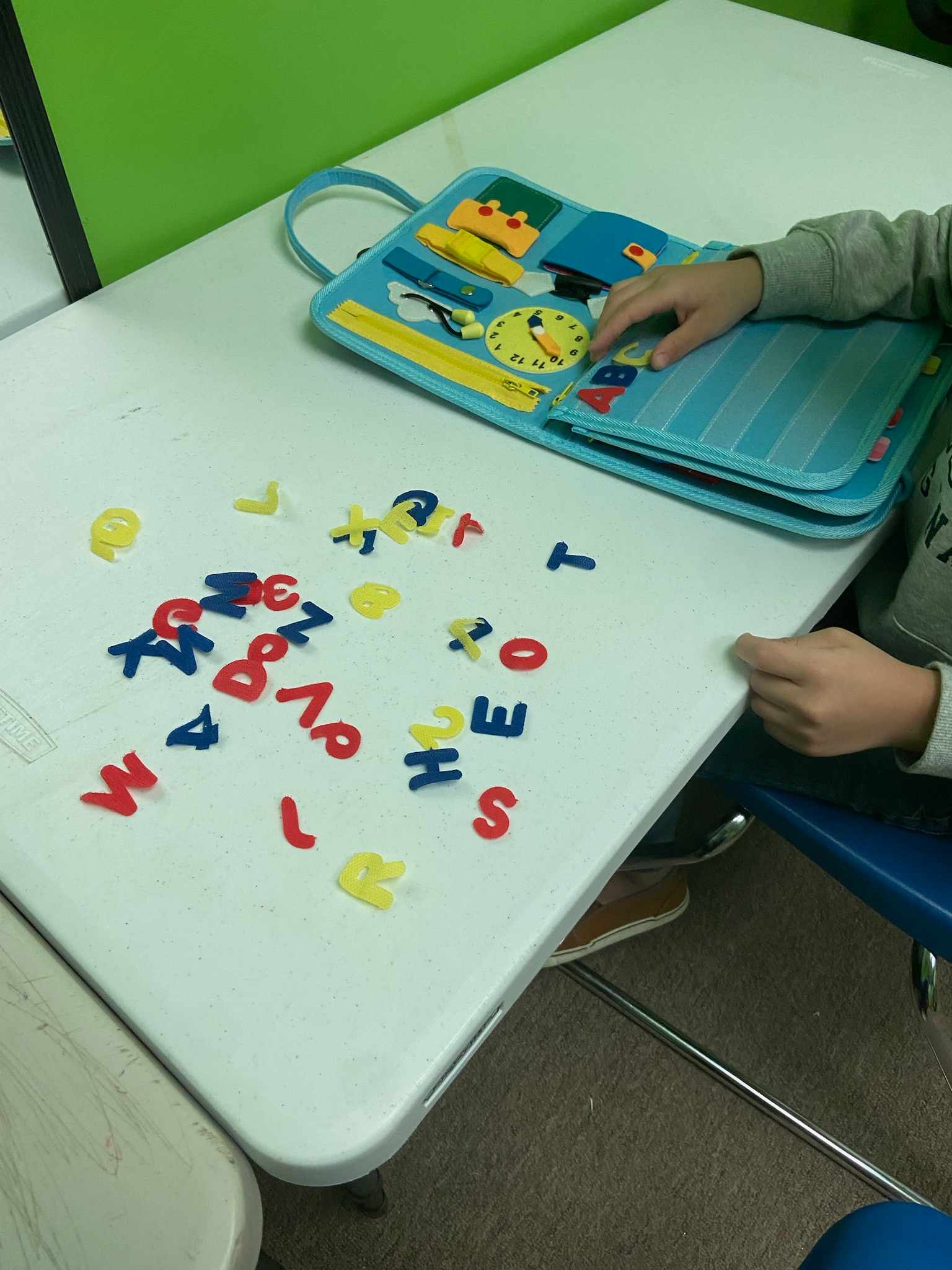 classroom-playing-busy-book