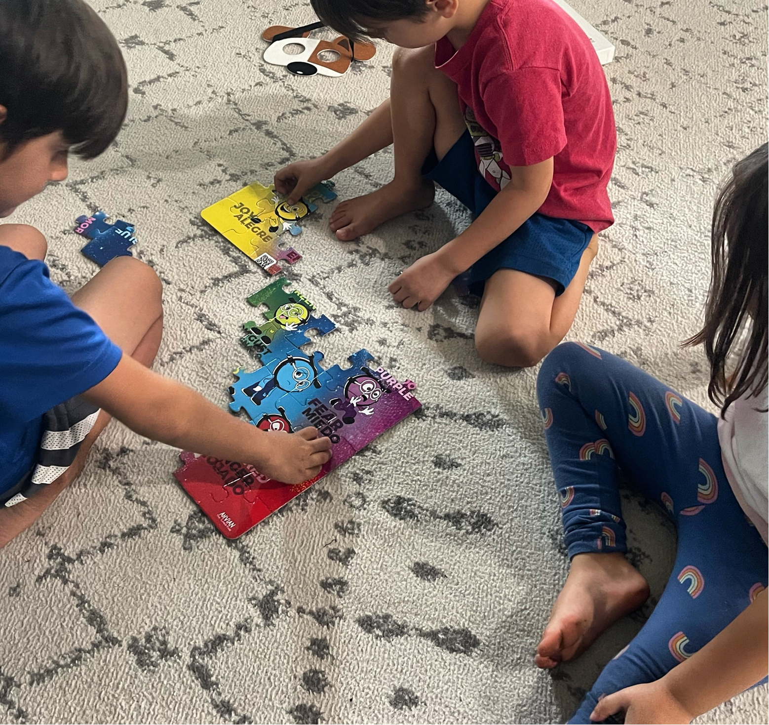 siblings-playing games-feelings-puzzles