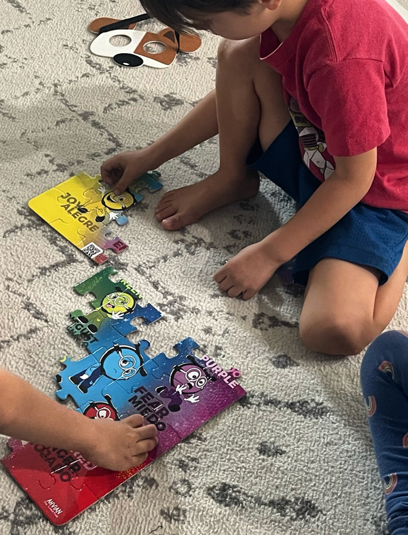 siblings-playing games-feelings-puzzles