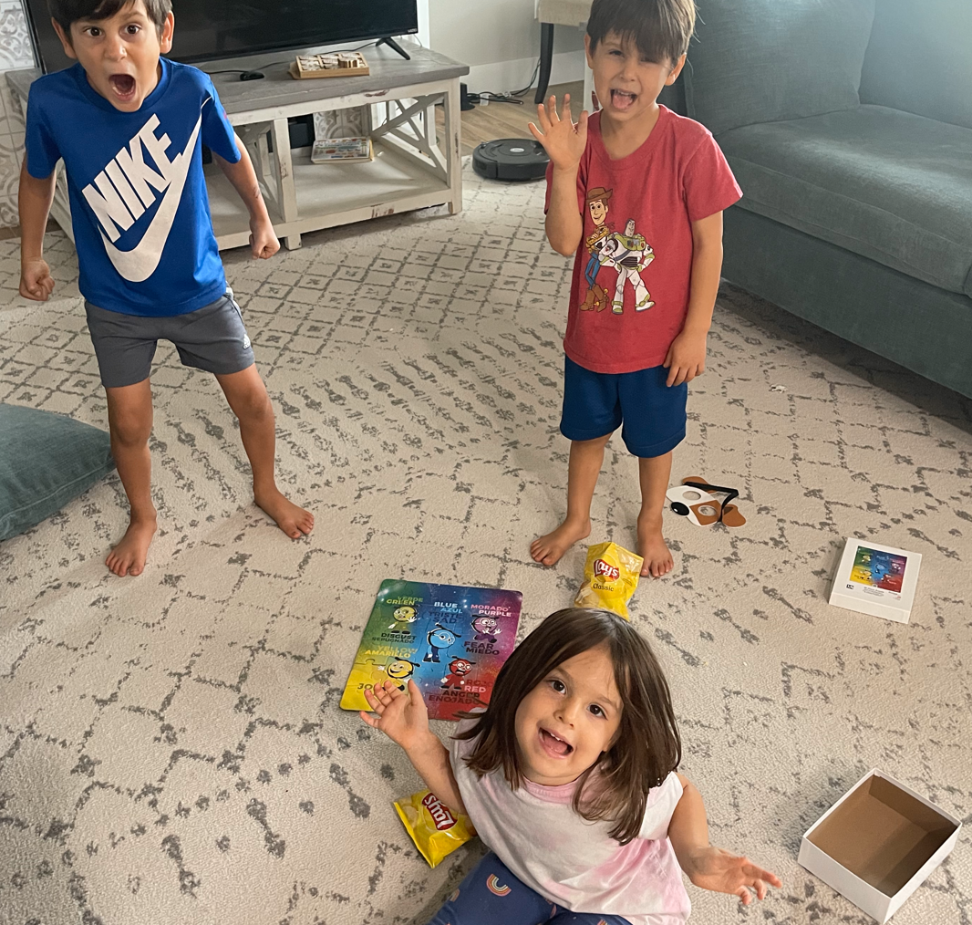 siblings-playing games-puzzles